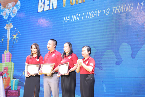 PTGĐ Nguyễn Thị Bích Hợp trao quà và bằng khen cho CBNV  đạt giải LAN TỎA cuộc thi chúc mừng sinh nhật Á Âu.
